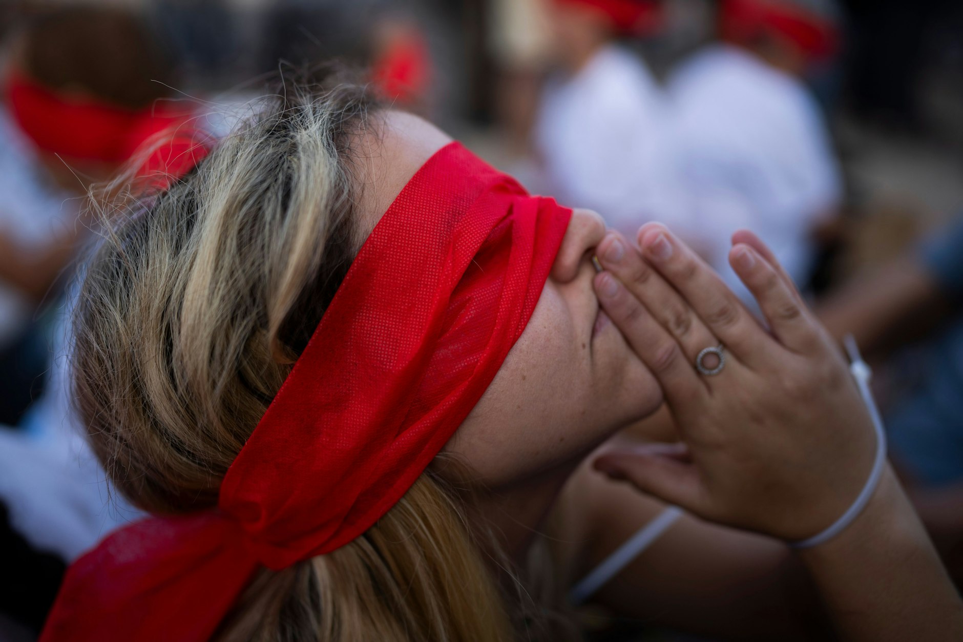 Israel: Bewohner des Kibbuz Kfar Aza demonstrieren mit Augenbinden und gefesselten Händen. Die Bauerngemeinde wurde am 7. Oktober von Mitgliedern der Hamas überrannt. 18 Bewohner wurden entführt und nach Gaza gebracht, darunter sieben Kinder, das jüngste drei Jahre alt.