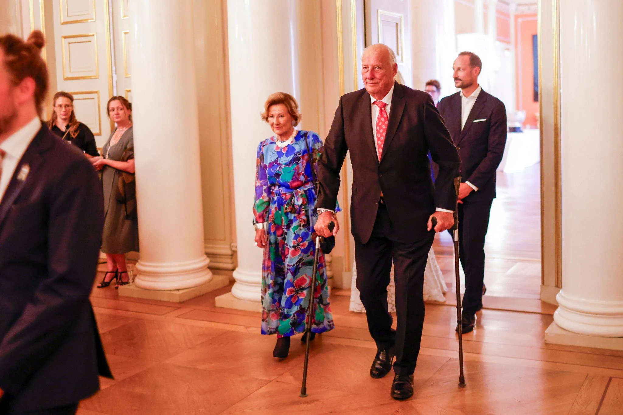 ARCHIV - König Harald (r-l) von Norwegen und Königin Sonja im August 2023 inOslo.  