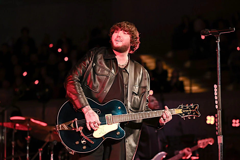 ARCHIV - James Arthur bei einem Charity-Konzert in der Hamburger Elbphilharmonie.  