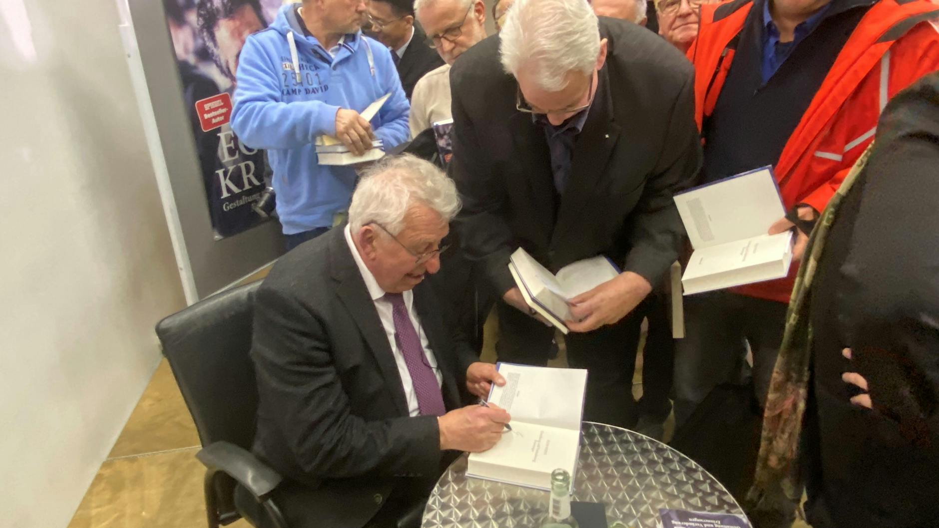 Großer Andrang: Am Ende der zweistündigen Buchpremiere schrieb Egon Krenz Autogramme.