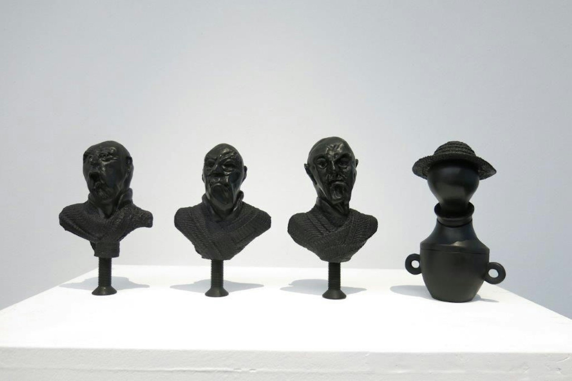 Diese Bronzestatuen wurden bei einem Einbruch in Mitte entwendet.