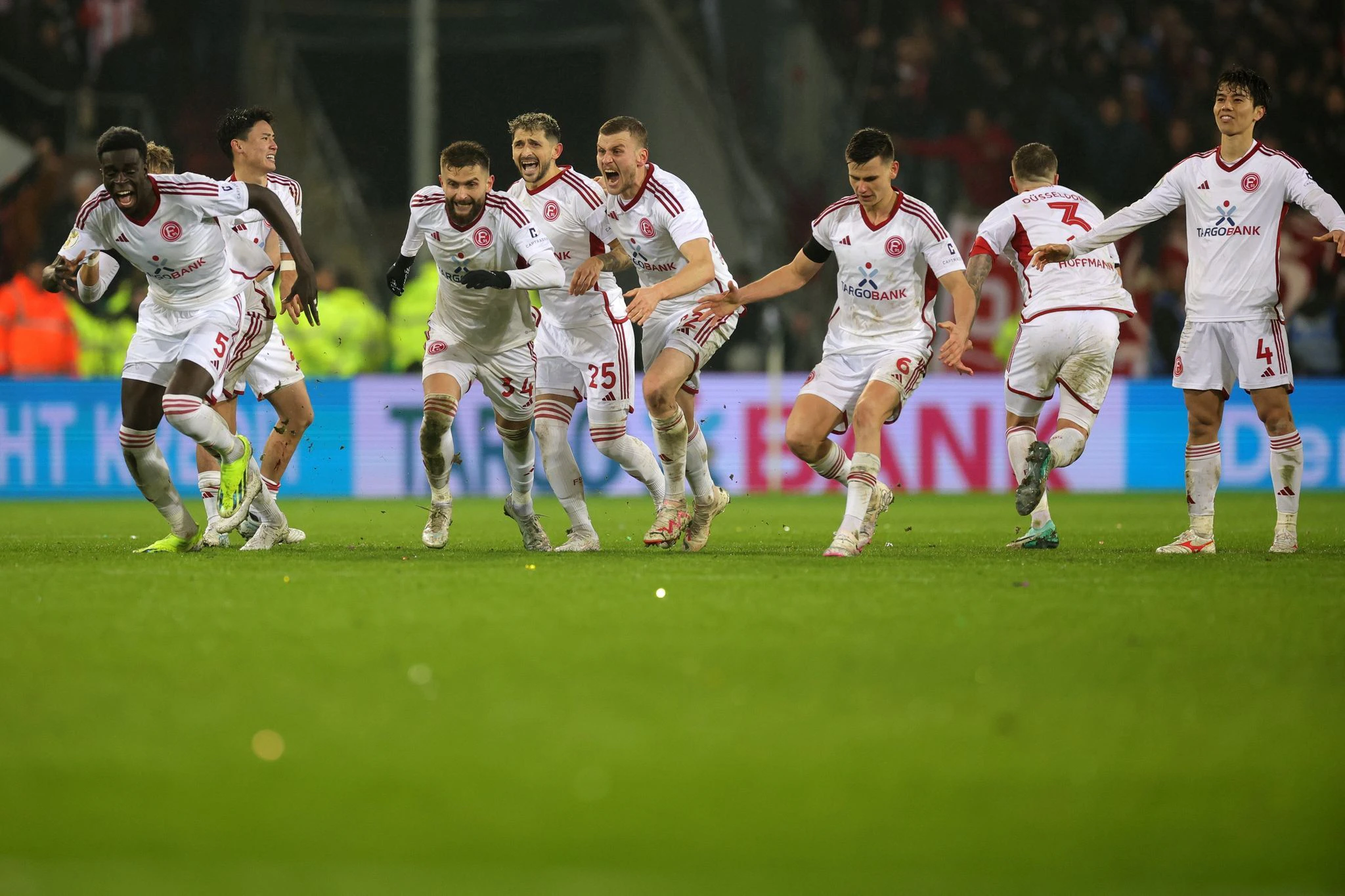 Große Freude bei Fortuna Düsseldorf: Die Mannschaft hat in einem Fußball-Krimi erstmals seit 28 Jahren das Halbfinale des DFB-Pokals erreicht und den FC St. Pauli aus dem Wettbewerb geworfen.  
