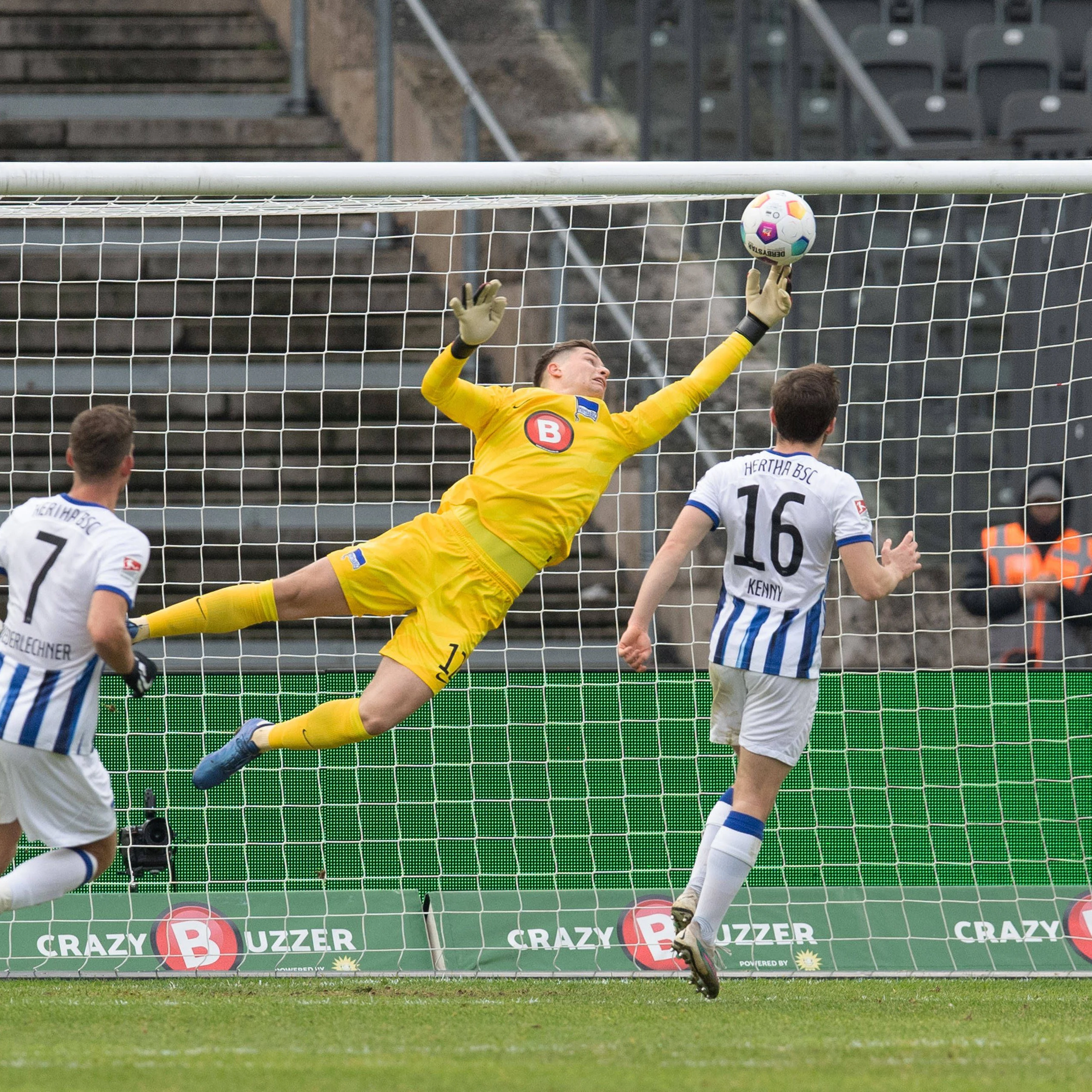 Herthas junger Keeper Tjark Ernst ist in dieser Saison durch seine Paraden zum sicheren Rückhalt für das Team geworden.