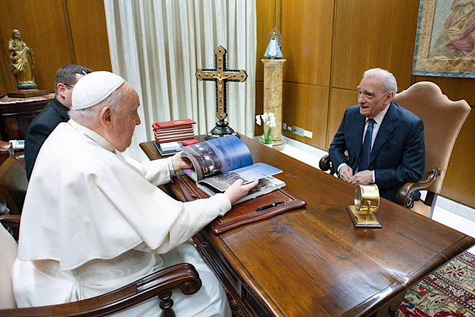 HANDOUT - Papst Franziskus (l) empfängt den US-amerikanischen Regisseur Martin Scorsese zu einer Audienz.  