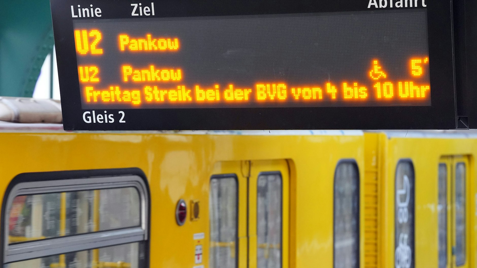 Bei der BVG wird am Freitag gestreikt. Wer Bus, U-Bahn und Tram für die Fahrt in den Urlaub braucht, sollte sich darauf einstellen.