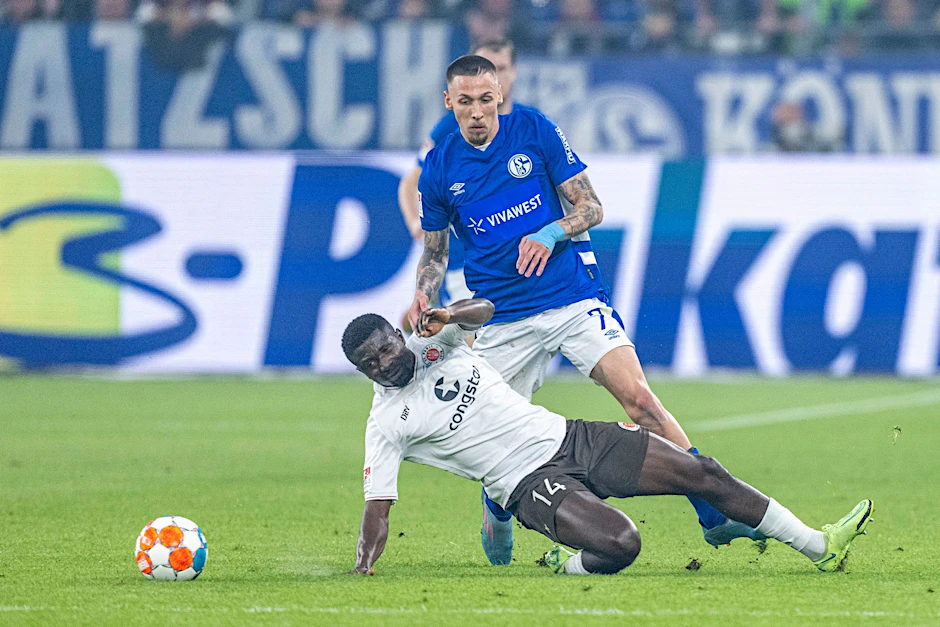 ARCHIV - Der FC Schalke holt Darko Churlinov (oben) zurück.  