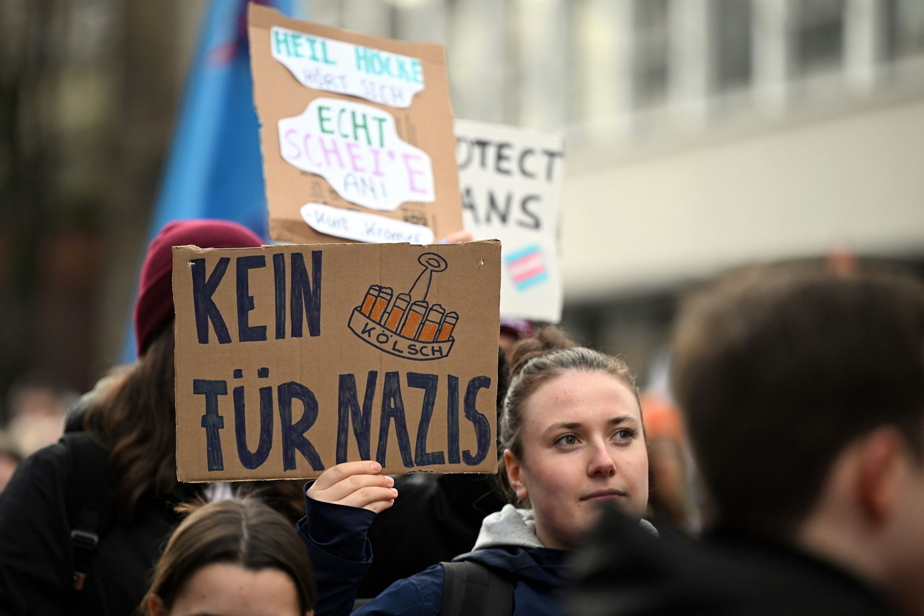 «Kein Kölsch für Nazis» ist in Köln bei einer Demonstration gegen die AfD und Rechtsextremismus auf einem Schild zu lesen. Die Klimabewegung «Fridays For Future» hatte zu der Demonstration aufgerufen, mit der die Teilnehmer ein Zeichen des Widerstands gegen rechtsextreme Umtriebe setzen wollen. 