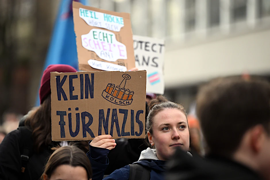 «Kein Kölsch für Nazis» ist in Köln bei einer Demonstration gegen die AfD und Rechtsextremismus auf einem Schild zu lesen. Die Klimabewegung «Fridays For Future» hatte zu der Demonstration aufgerufen, mit der die Teilnehmer ein Zeichen des Widerstands gegen rechtsextreme Umtriebe setzen wollen.&nbsp;