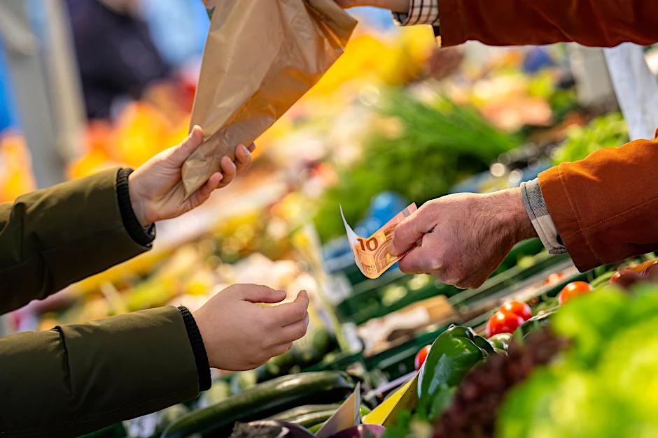 ARCHIV - An einem Marktstand wird mit Bargeld eingekauft: Nahrungsmittel verteuerten sich um 3,8 Prozent.  