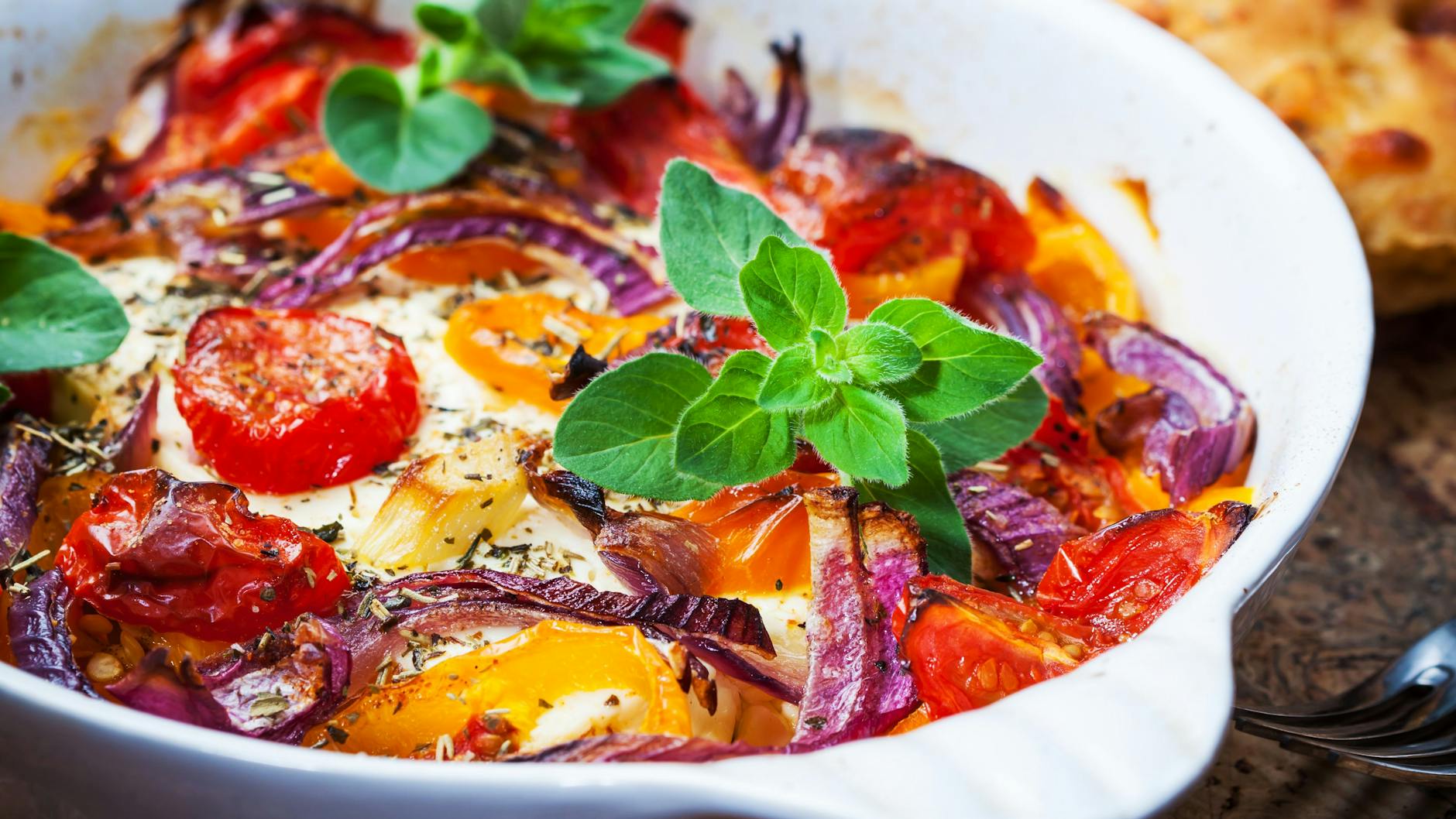 Probieren Sie das Rezept für mediterranes Schweinefilet gleich mal aus.