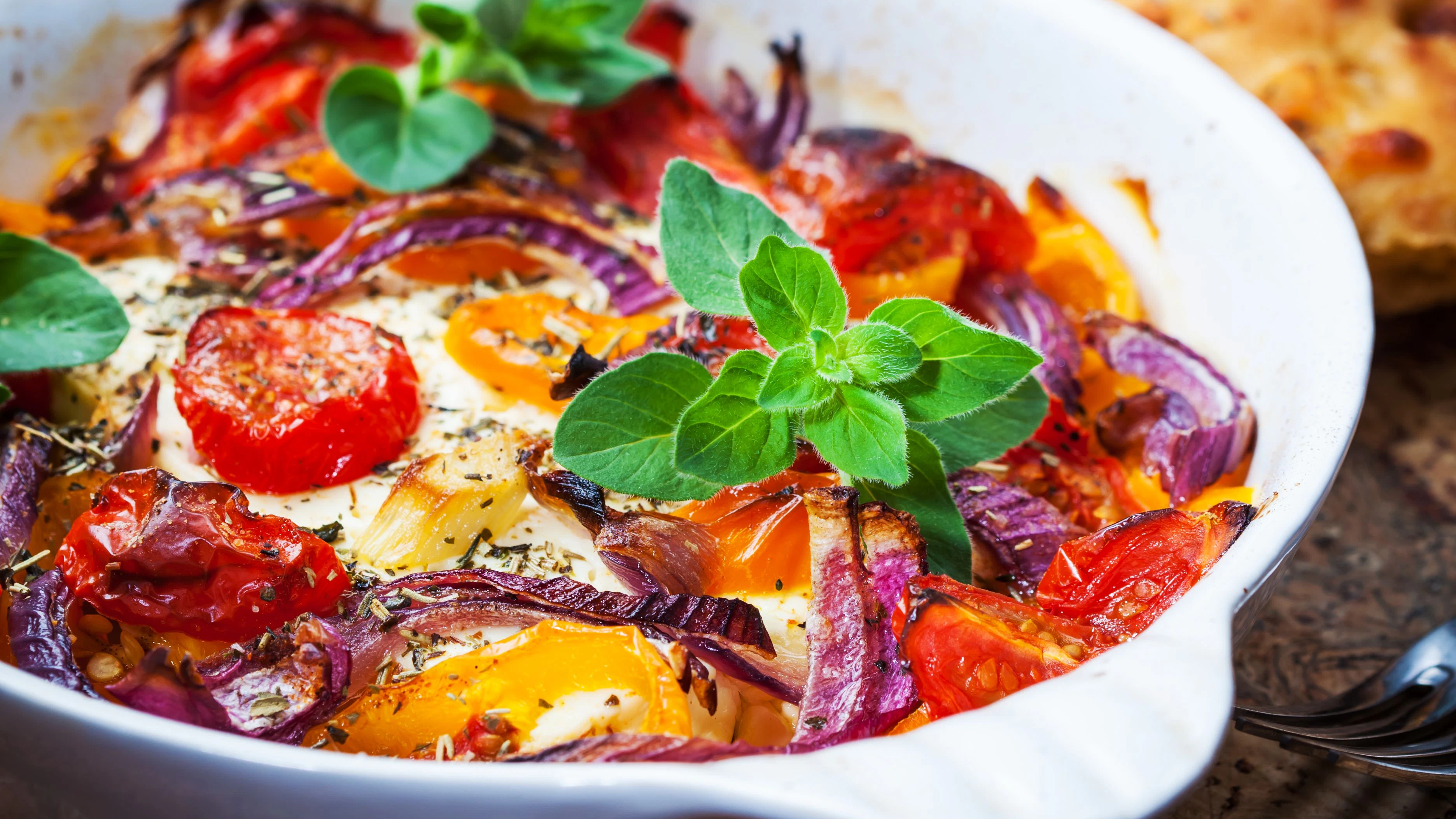 Probieren Sie das Rezept für mediterranes Schweinefilet gleich mal aus.