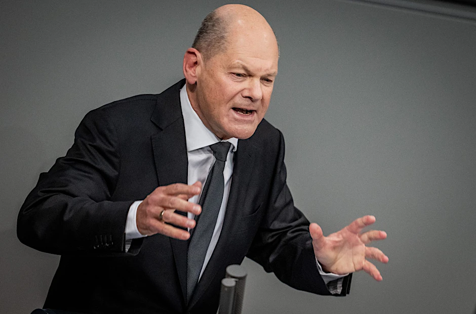 Fünf europäische Regierungschefs, darunter Bundeskanzler Olaf Scholz, rufen zu einer langfristigen militärischen Unterstützung für die Ukraine auf.  