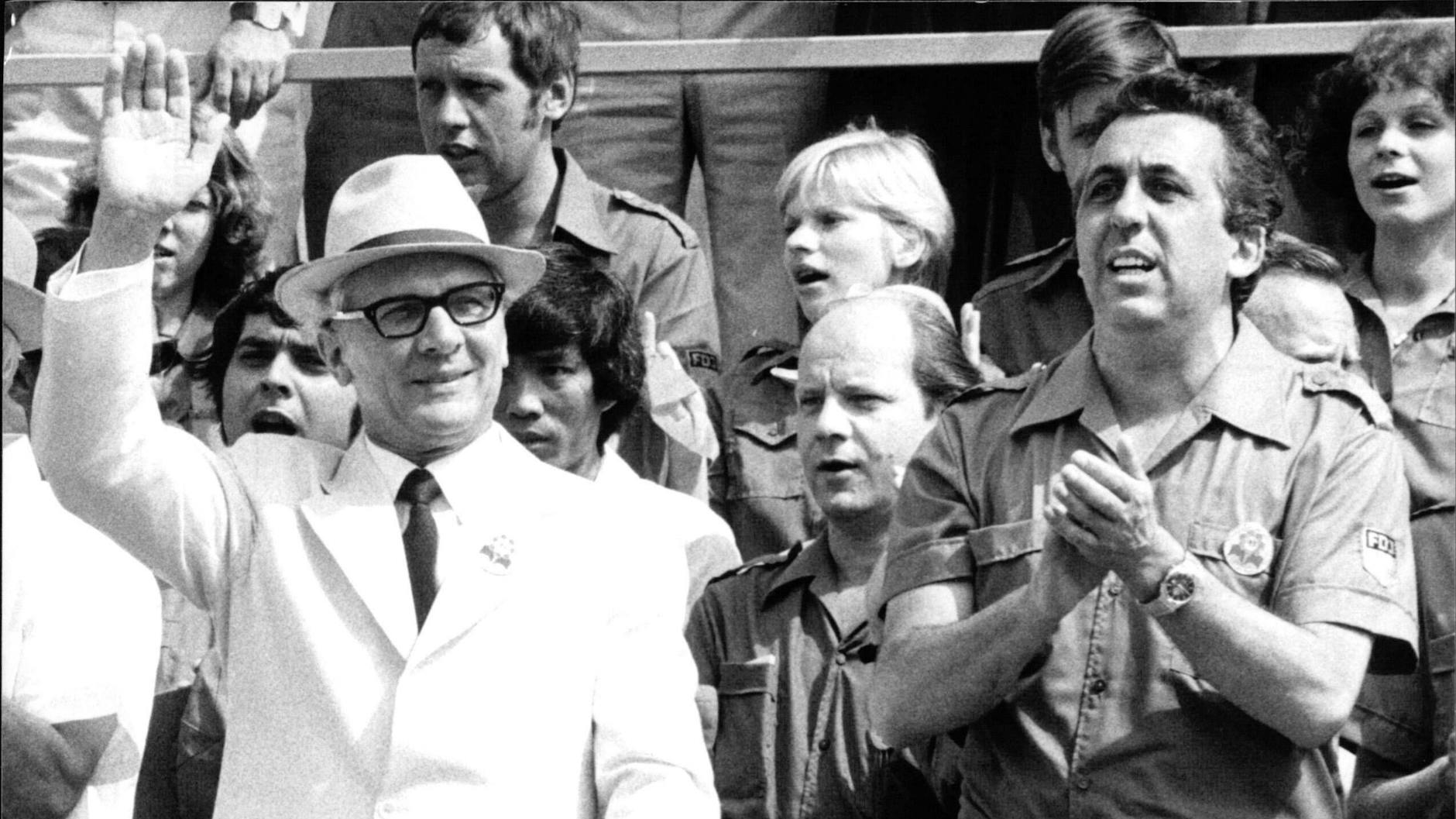 Es war ein Vater-Sohn-Verhältnis: Erich Honecker und sein FDJ-Chef Egon Krenz jubeln bei einer Jugendveranstaltung.