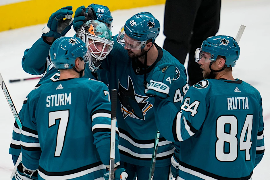 ARCHIV - Die San Jose Sharks feiern den Sieg gegen die Seattle Kraken.  