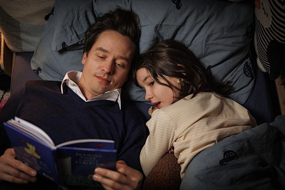 HANDOUT - Vater Wolf (Tom Schilling) und seine Tochter Nina (Pola Friedrichs) in «Eine Million Minuten».  