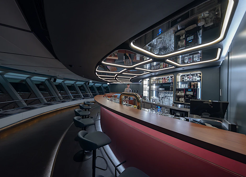 Modern, abgespaced und auch ein wenig nostalgisch: die neue Sphere Bar im Berliner Fernsehturm