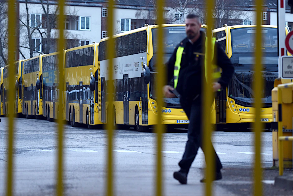 Das Tor bleibt zu: Vom Warnstreik am 2. Februar von 3 bis 10 Uhr war auch der Omnibus-Betriebshof Cicerostraße in Wilmersdorf betroffen.