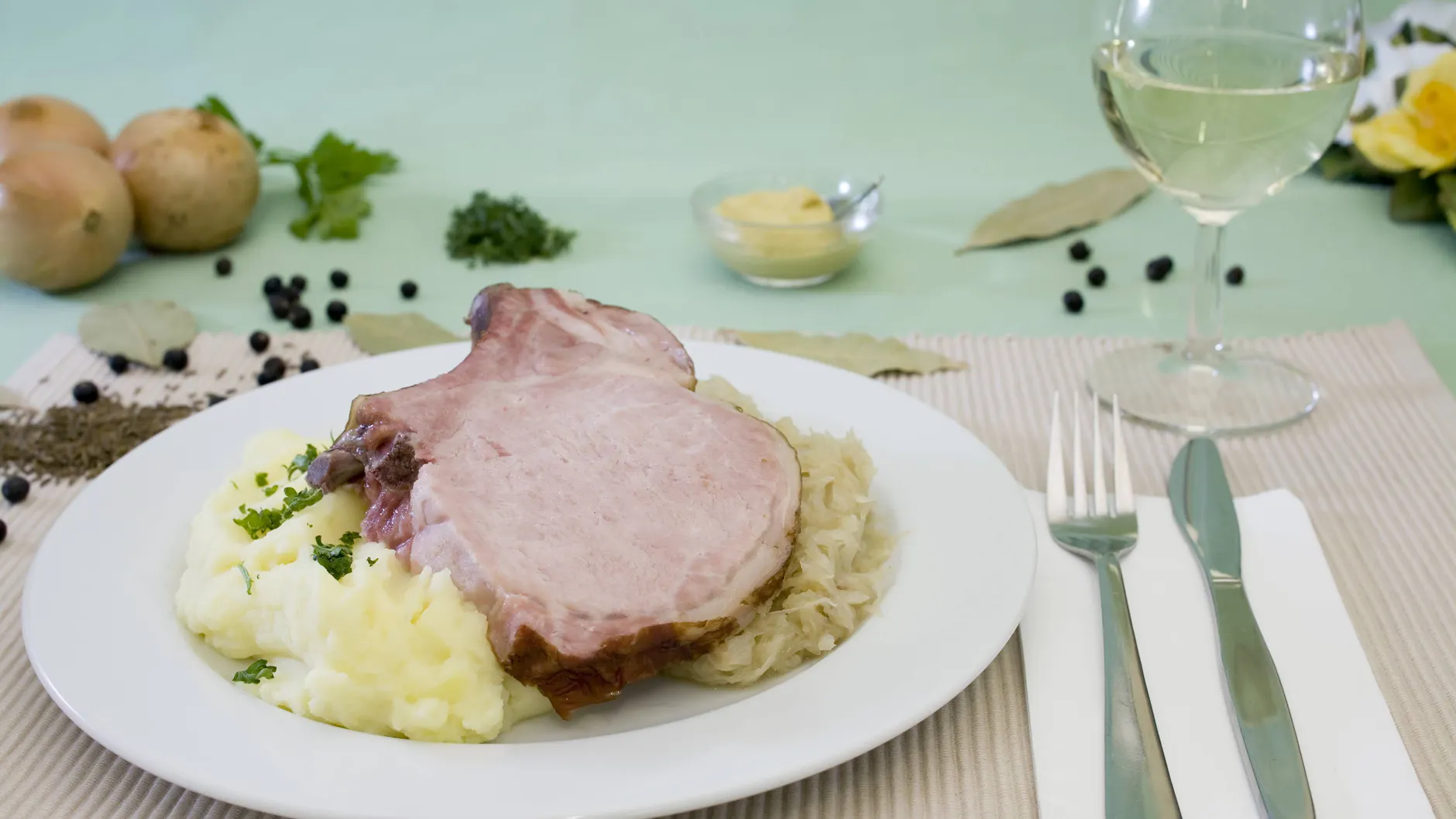 Das Rezept für Kasslerbraten mit Honig-Senf-Kruste ist wirklich lecker.