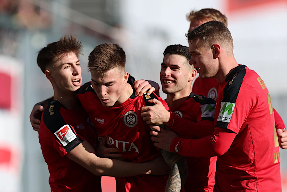 Der Torschütze zum Wiesbadener 1:0, Franko Kovacevic (2.v.l.), jubelt mit seinen Mitspielern.  