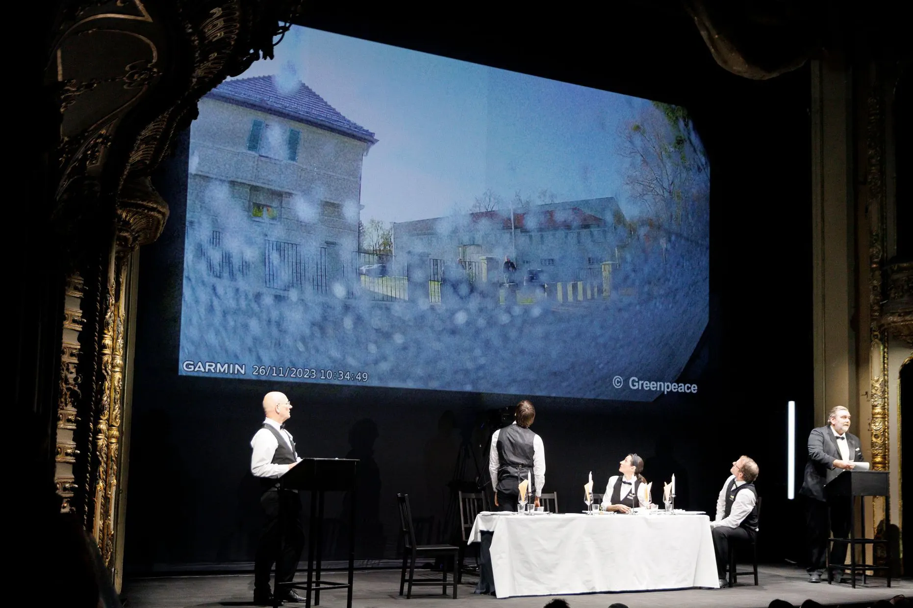 Szenische Lesung im Berliner Ensemble am 17. Januar: Einfaches Bühnenbild, im Hintergrund verwackelte Videoaufnahmen vom Treffen in Potsdam.