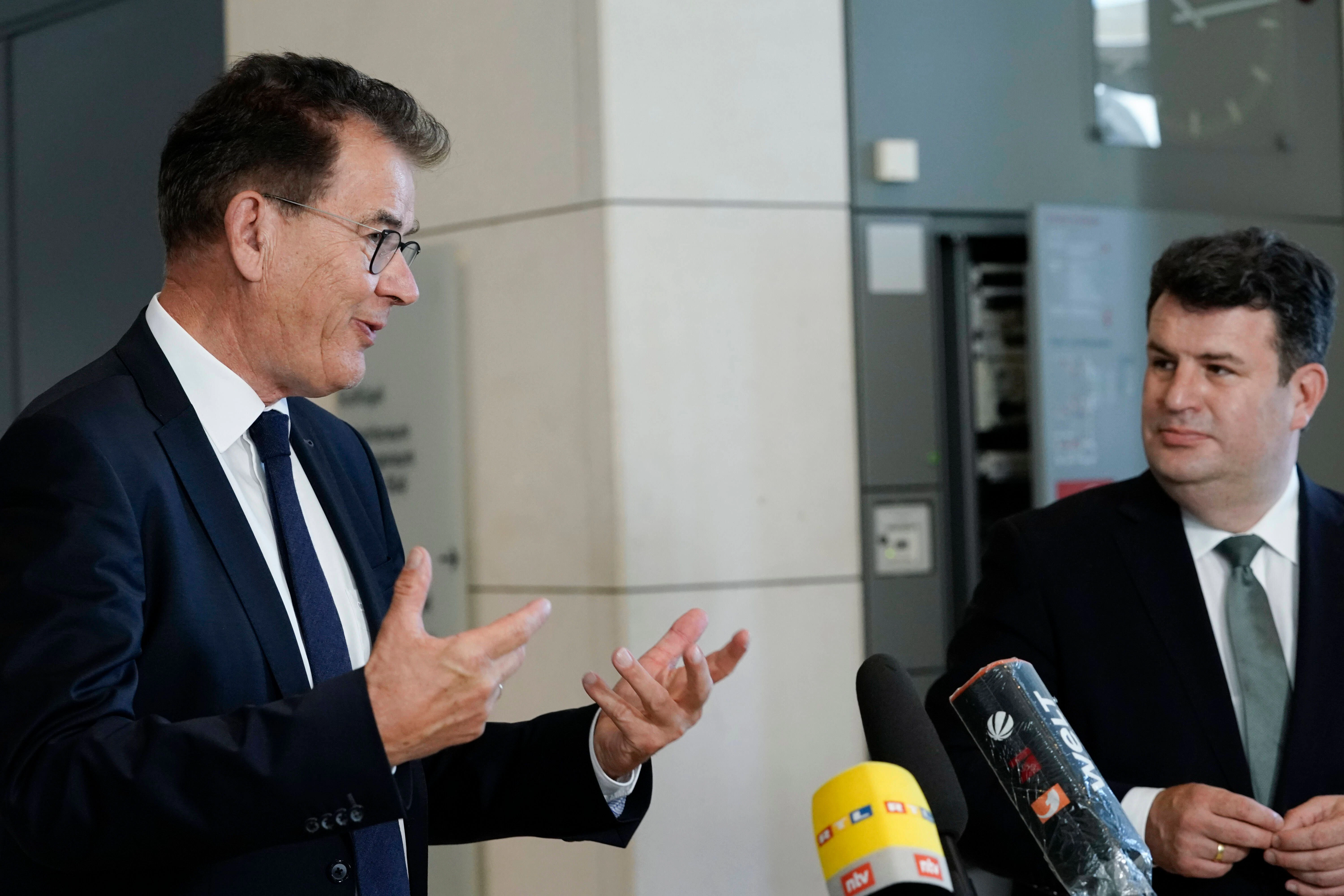 Schon im Juni 2021 wurde das Lieferkettengesetz beschlossen. Hier zu sehen sind Gerd Müller und Hubertus Heil bei ihrem Pressestatement zur Gesetzabstimmung.