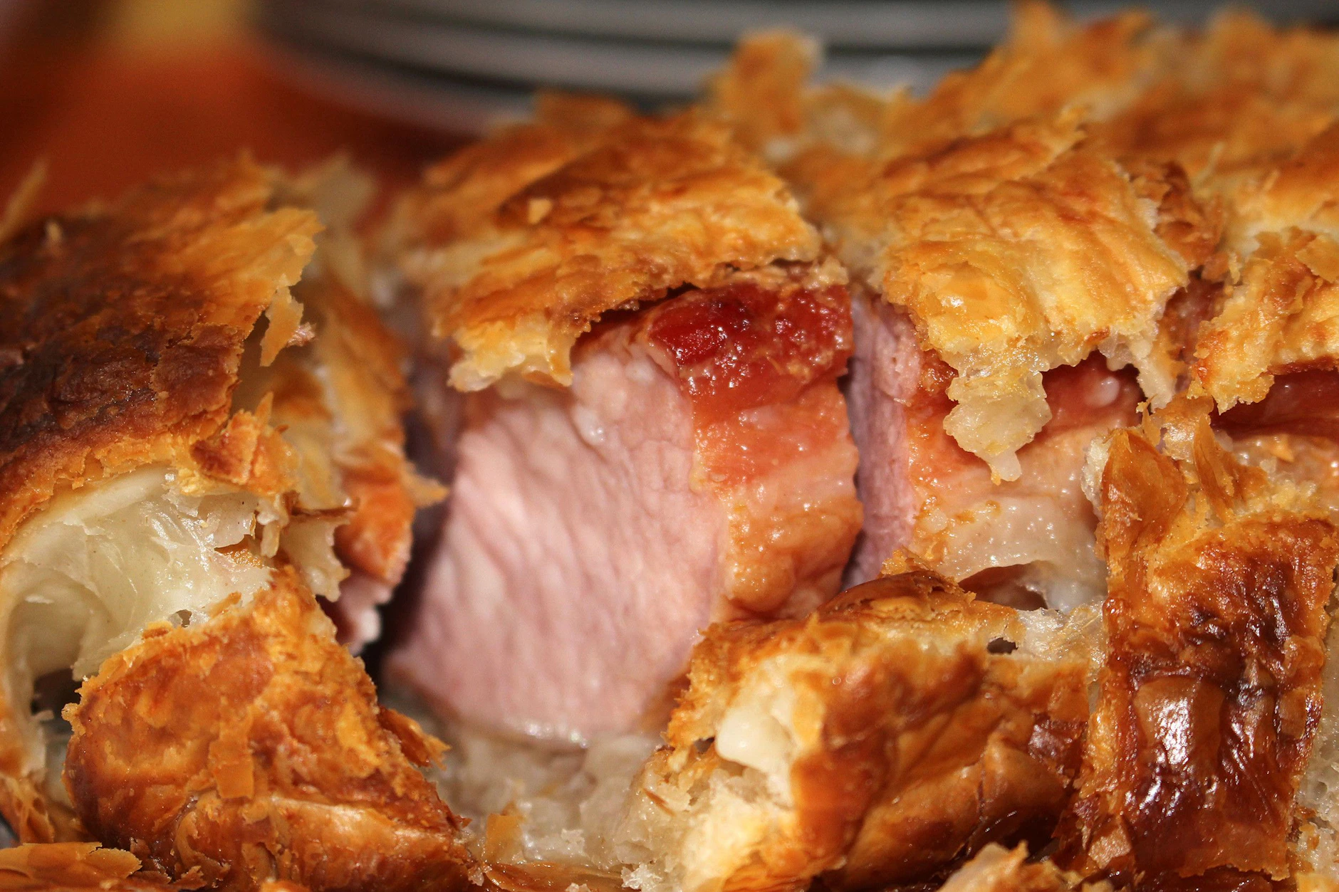 Probieren Sie das Rezept für Kasslerbraten mit Honig-Senf-Kruste gleich mal aus.