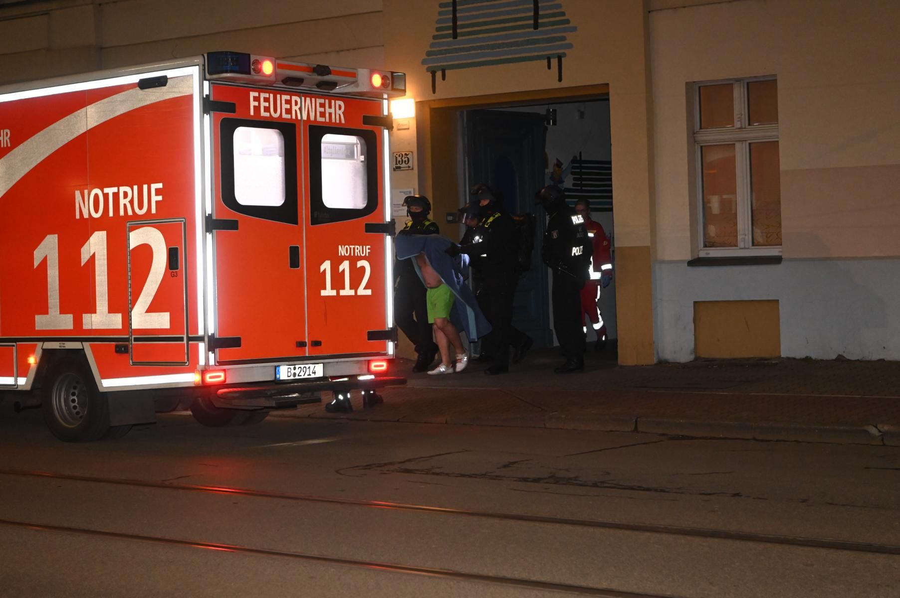 PolizeiTicker Berlin Kellerbrand in Neuköllner Hochhaus