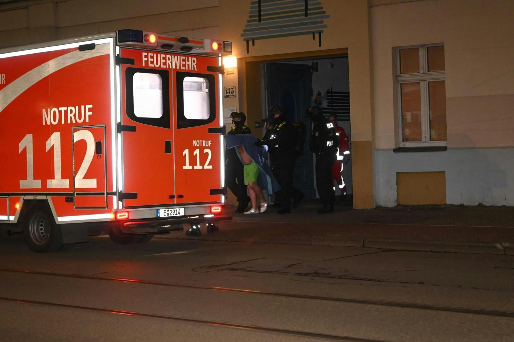 In der Köpenicker Wendenschloßstraße überwältigte das SEK einen Mann in einem Mehrfamilienhaus.