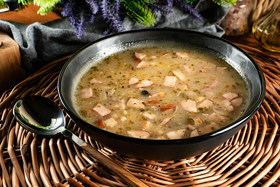 Leckere Suppe mit Schinken: Es gibt etliche Rezepte für dieses herzhafte und deftige Süppchen. Unsere Variante kommt aus dem DDR-Kochbuch.
