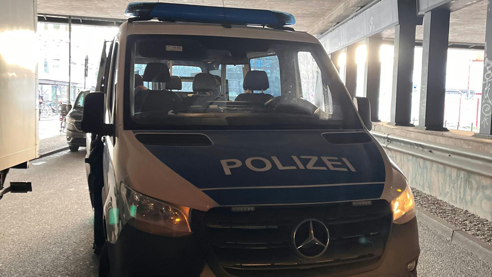 Unter der Bahnbrücke am Ostbahnhof umstellen Polizisten den Wagen des Betrügers. 