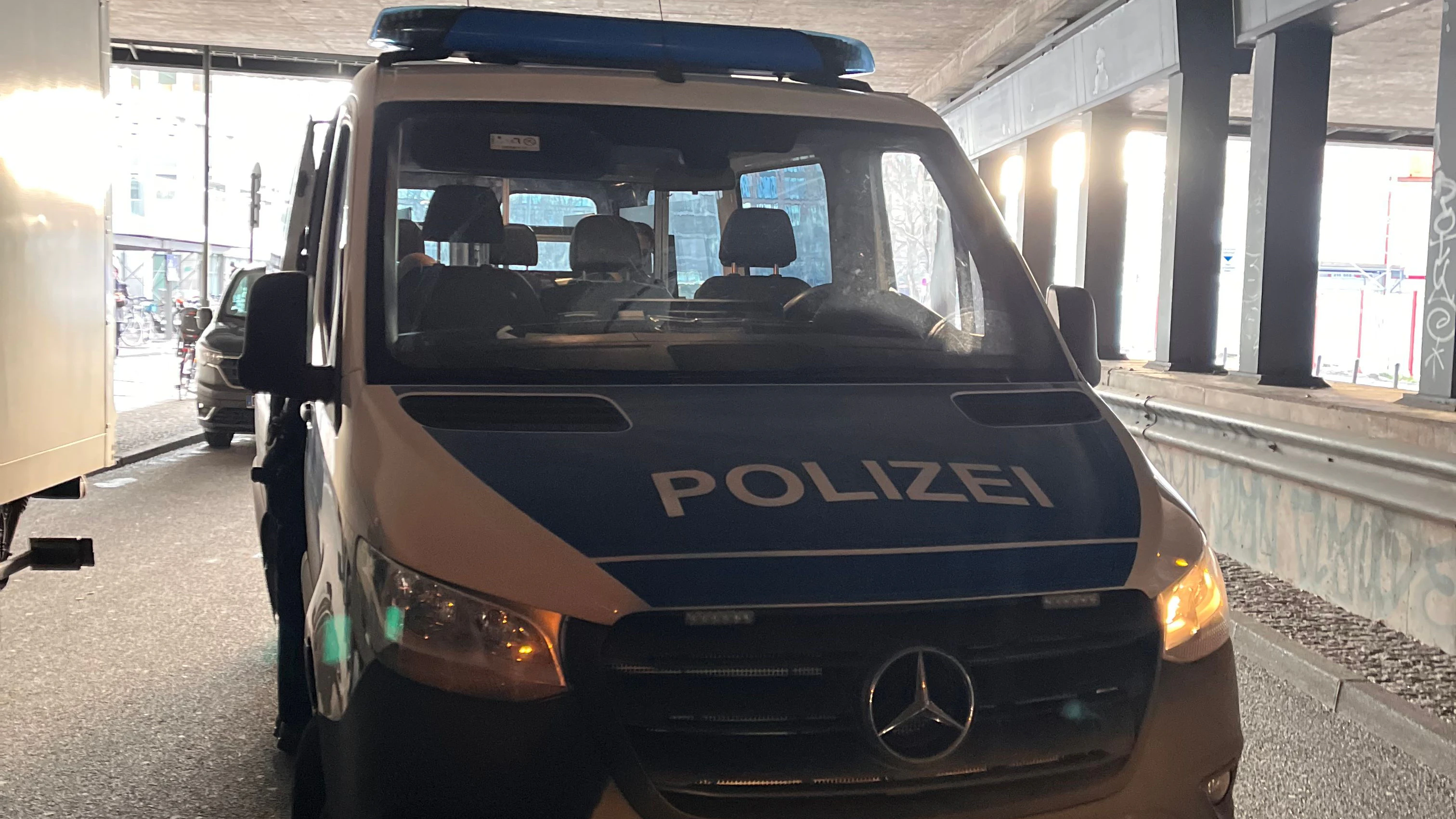 Unter der Bahnbrücke am Ostbahnhof umstellen Polizisten den Wagen des Betrügers.&nbsp;