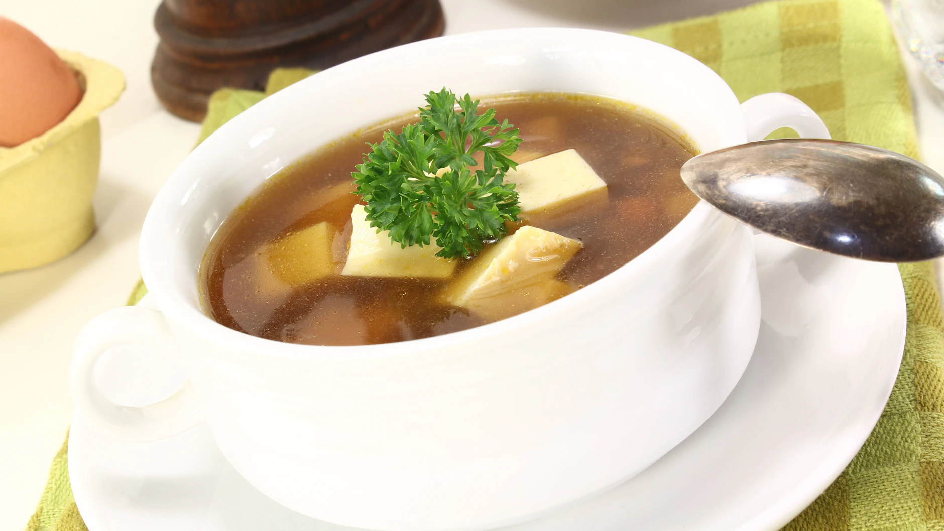 Eierstichsuppe gehört zu den Klassikern der DDR-Küche. Das Rezept ist einfach und günstig.