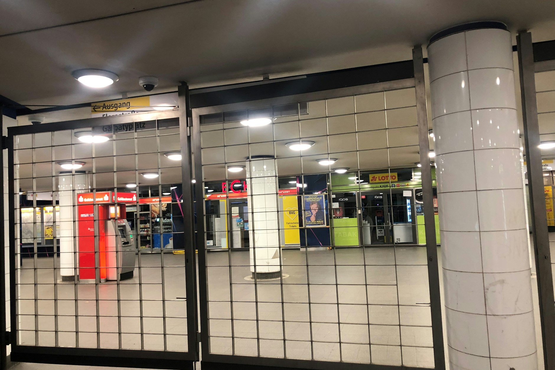 Der U-Bahnhof Pankow ist wegen des BVG-Streiks, zu dem die Gewerkschaft Verdi aufgerufen hatte, mit Gittern abgesperrt.