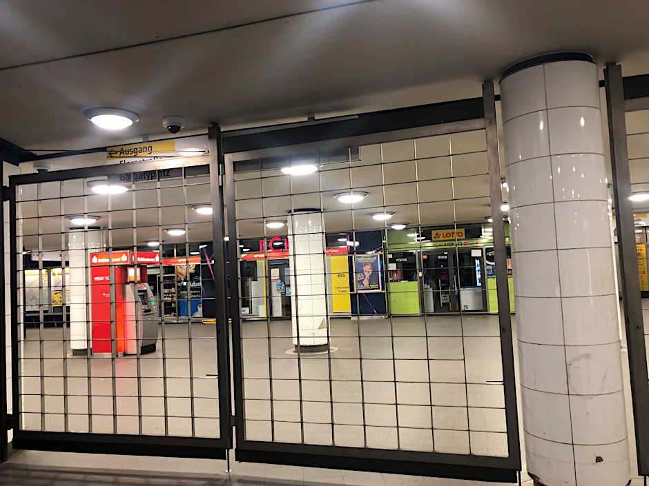 Der U-Bahnhof Pankow ist wegen des BVG-Streiks, zu dem die Gewerkschaft Verdi aufgerufen hatte, mit Gittern abgesperrt.