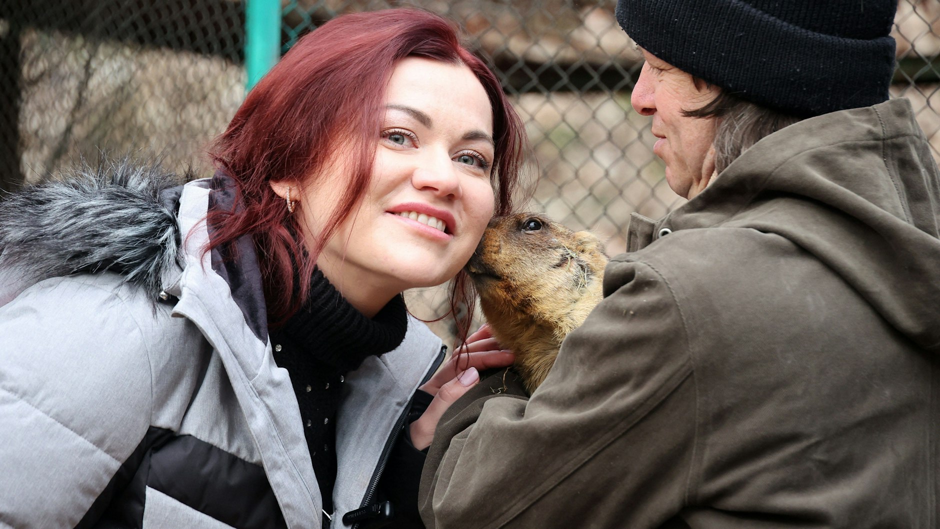 Pflegerin Nadija Tokarska lässt sich von Tymko das Wetter zupflüstern.