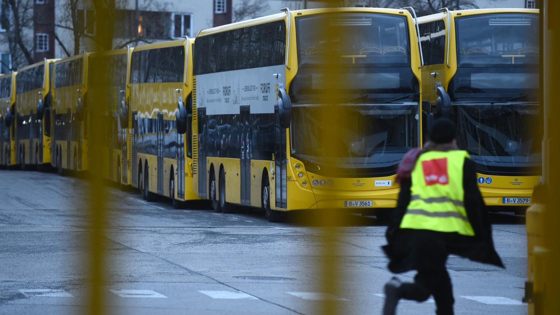 Auf dem BVG-Betriebshof Cicerostraße blieben die Busse heute bis 10 Uhr im Depot. 