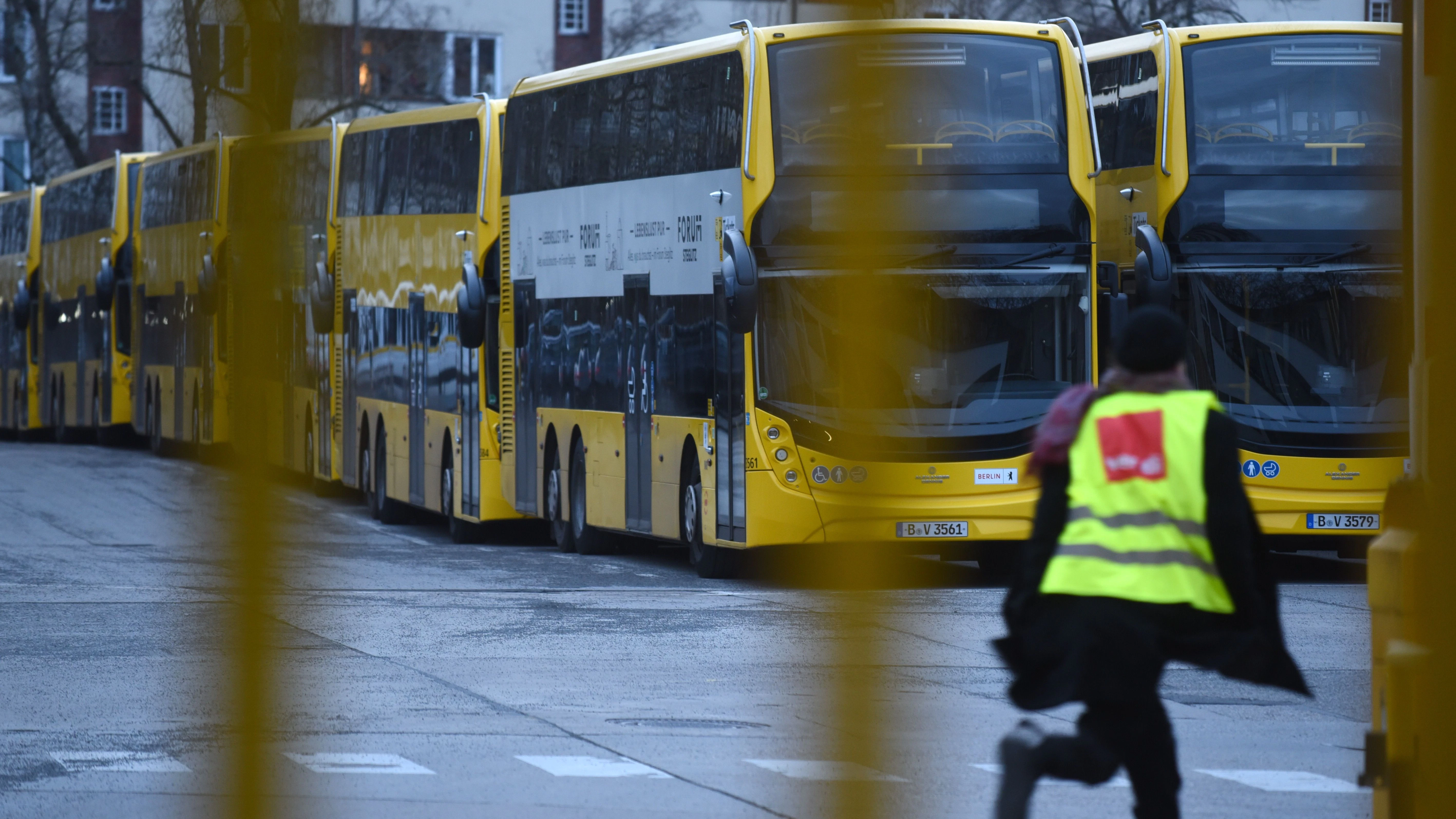 Auf dem BVG-Betriebshof Cicerostraße blieben die Busse heute bis 10 Uhr im Depot.&nbsp;