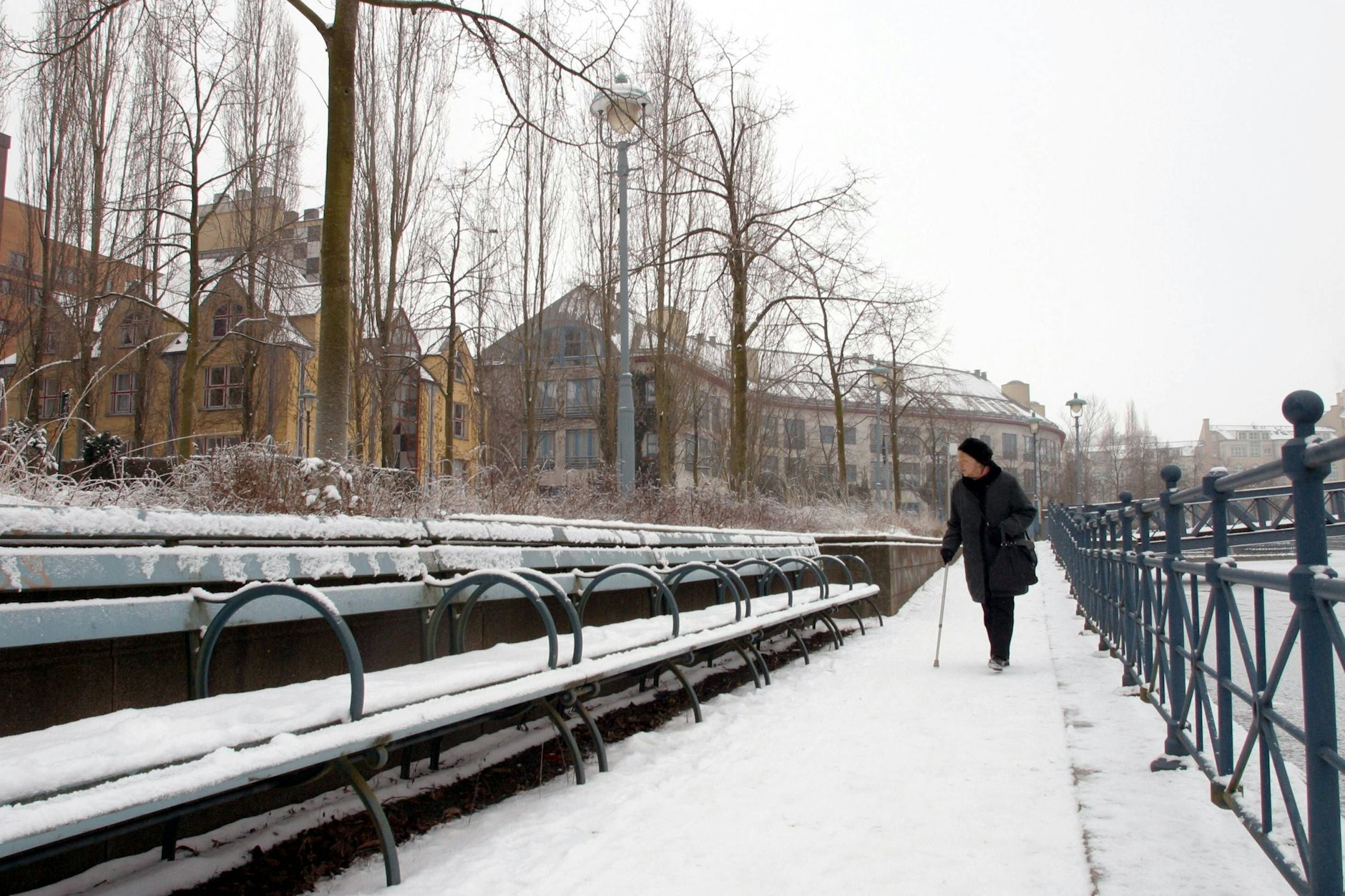 Rentnerin beim Winterspaziergang am Tegeler Hafen in Berlin. Besonders im Alter fühlen sich viele Menschen einsam.