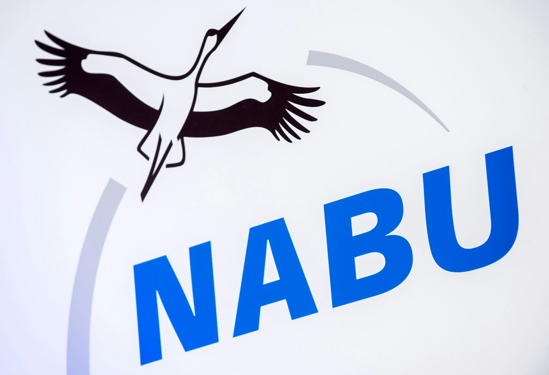 ARCHIV - Das Logo des Naturschutzbundes in Deutschland (NABU).  