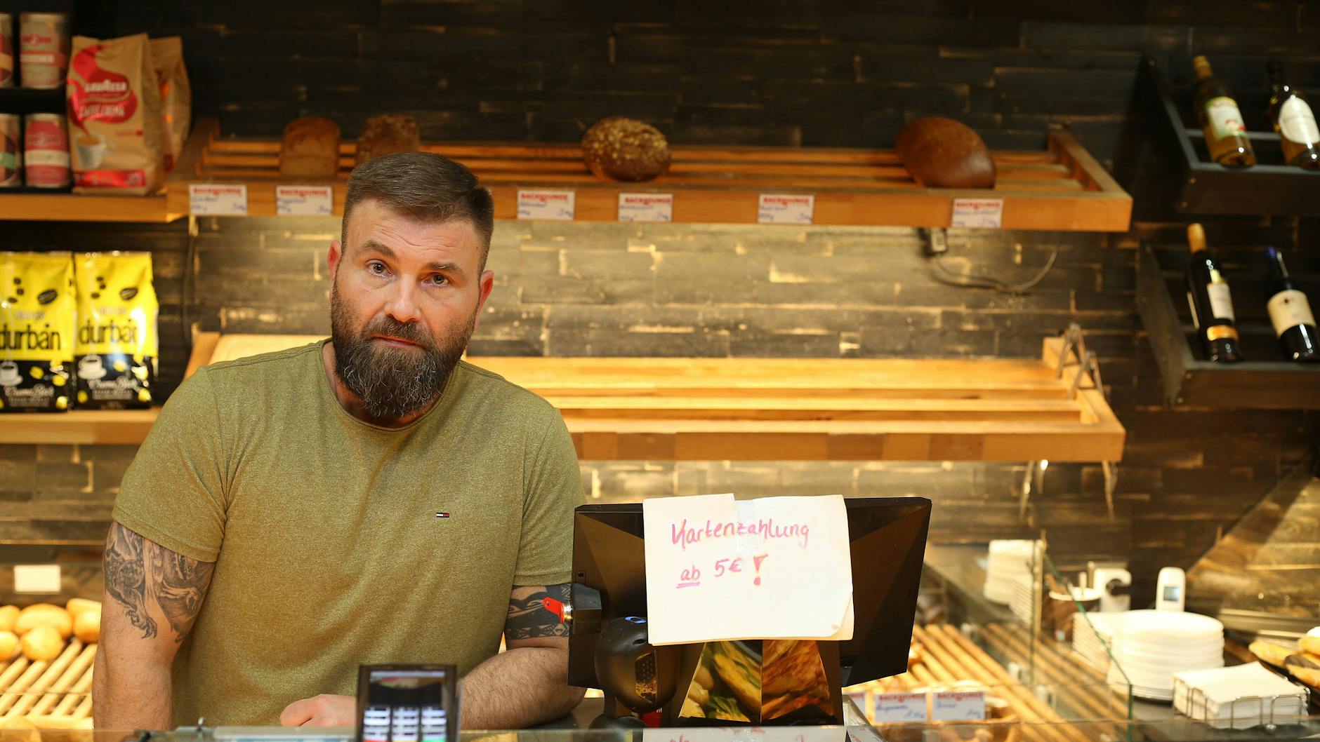 Patrik Hoffmann (44) betreibt die BackLounge direkt am Verkehrsknotenpunkt Landsberger Allee / Petersburger Straße.