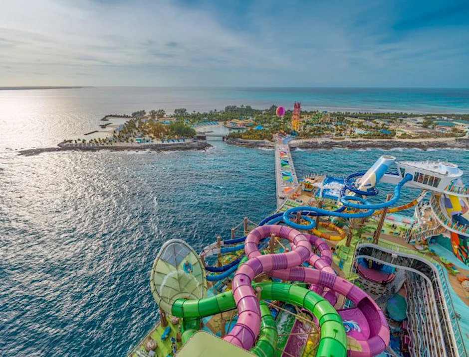 Ein Wasserpark mit sechs Rutschen fährt auf der „Icon of the Seas“ mit.