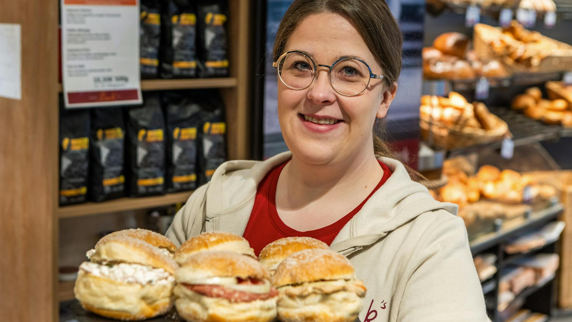 Drei herzhafte Kreationen werden derzeit von der Stadtbäckerei Rank in Nidda angeboten: der Wetterauer Flaaschworscht-Kreppel (l., neueste Kreation von 2024), der Mettkreppel (M., erste Kreation aus 2019 und mittlerweile der Klassiker) und der Thunfisch-Kreppel (r., Kreation der Saison 2023). Theresa Rank ist die Geschäftsführerin des traditionsreichen Familienbetriebs.