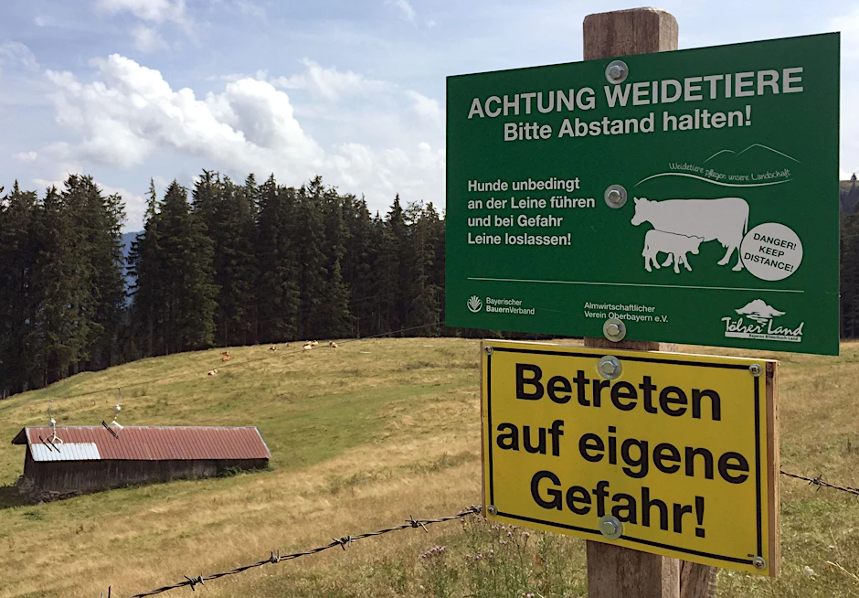 ARCHIV - Ein Schild warnt vor dem Betreten einer Kuhweide (Symbolbild).  