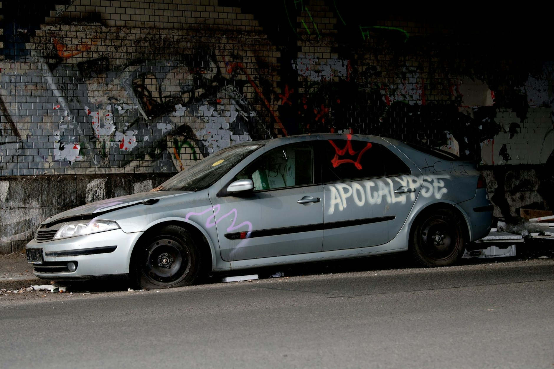 Ein Autowrack steht in Berlin auf der Straße.&nbsp;
