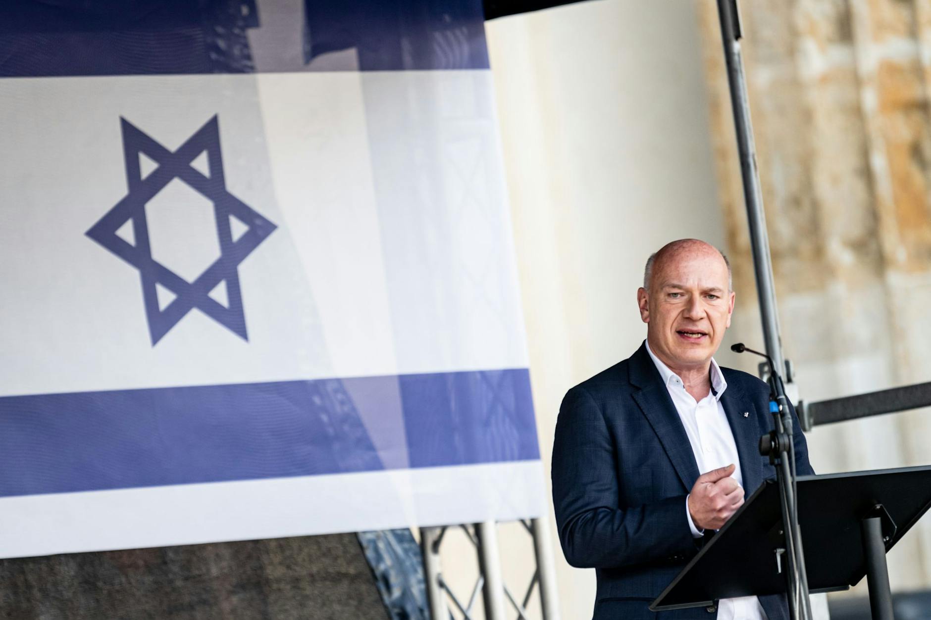 Kai Wegner (CDU), Regierender Bürgermeister von Berlin, spricht auf einer Solidaritätsdemo für Israel.