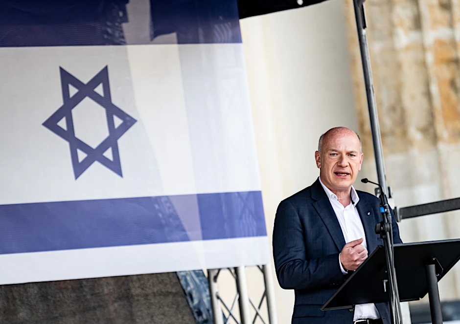 Kai Wegner (CDU), Regierender Bürgermeister von Berlin, spricht auf einer Solidaritätsdemo für Israel.