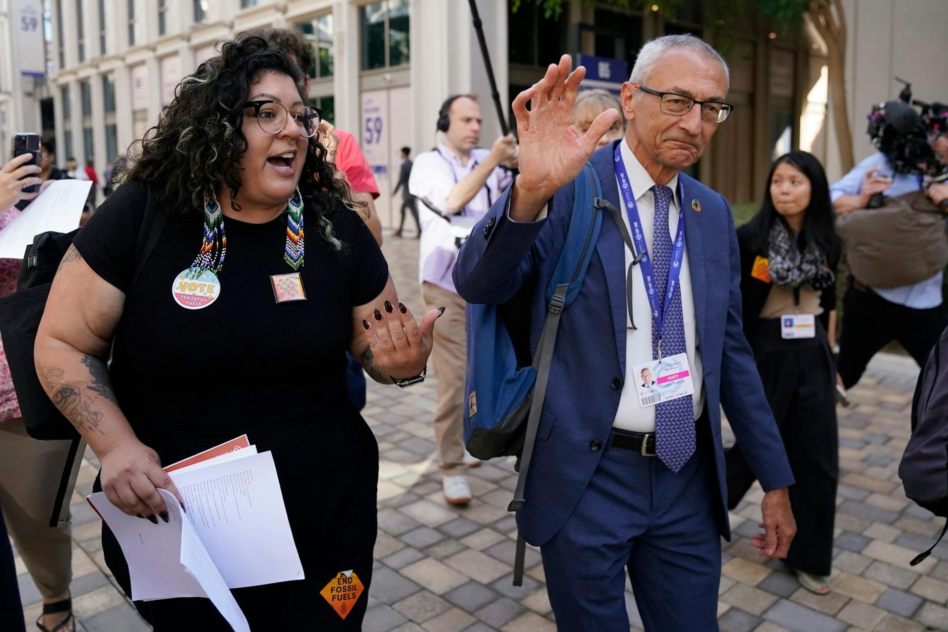 ARCHIV - John Podesta (r) ist derzeit Berater für Innovation und Umsetzung sauberer Energien.