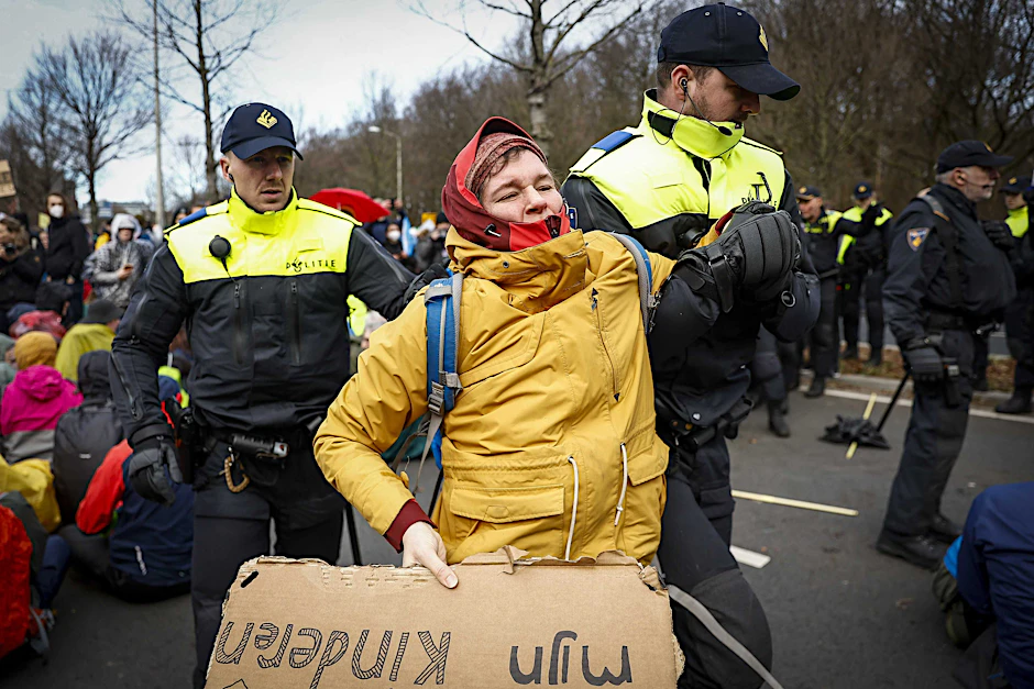 Den Haag: Klimaaktivisten von Extinction Rebellion werden während einer Blockade auf der Utrechtsebaan von Polizisten abgeführt.&nbsp;