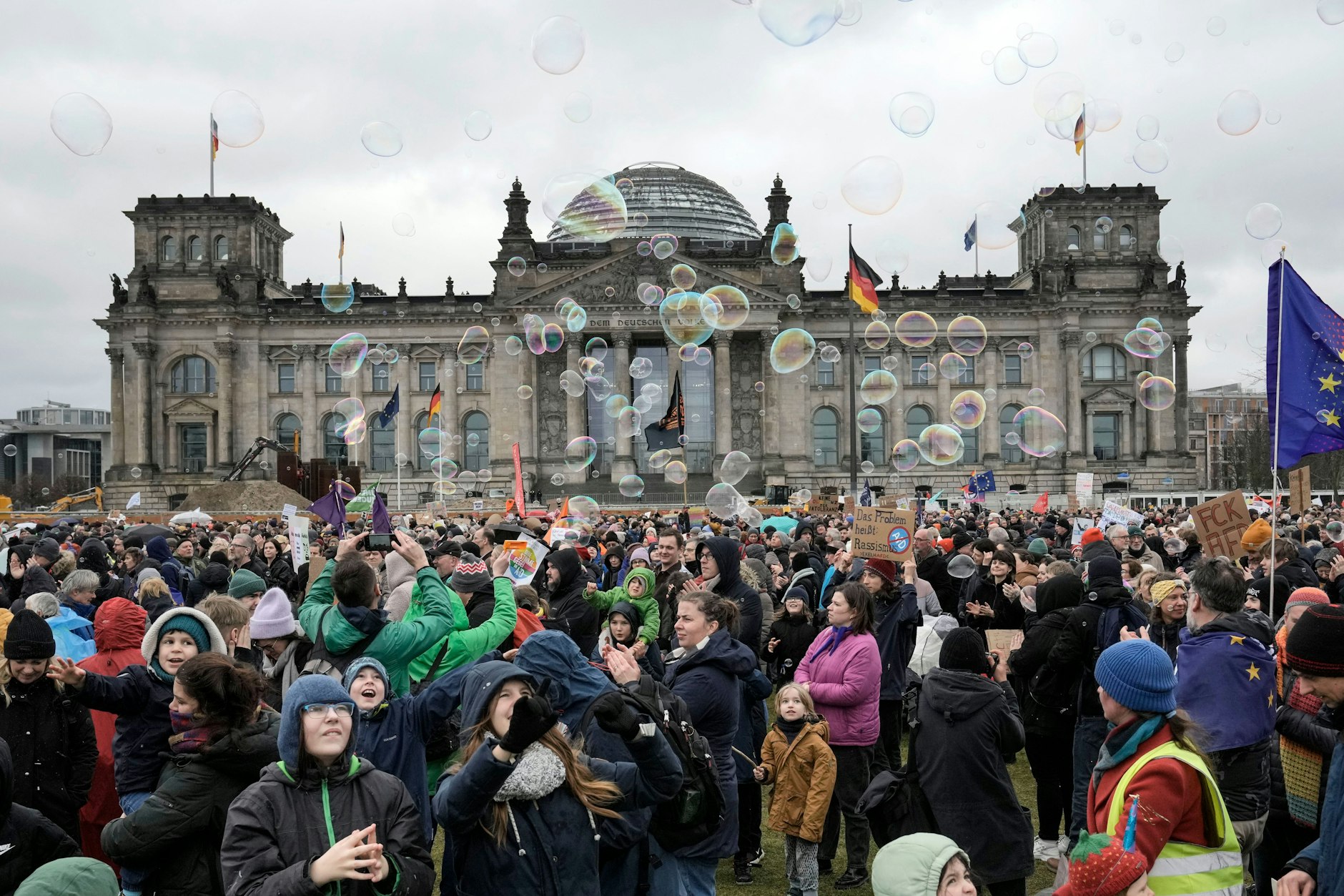 Demonstranten vor dem Reichstag in Berlin.