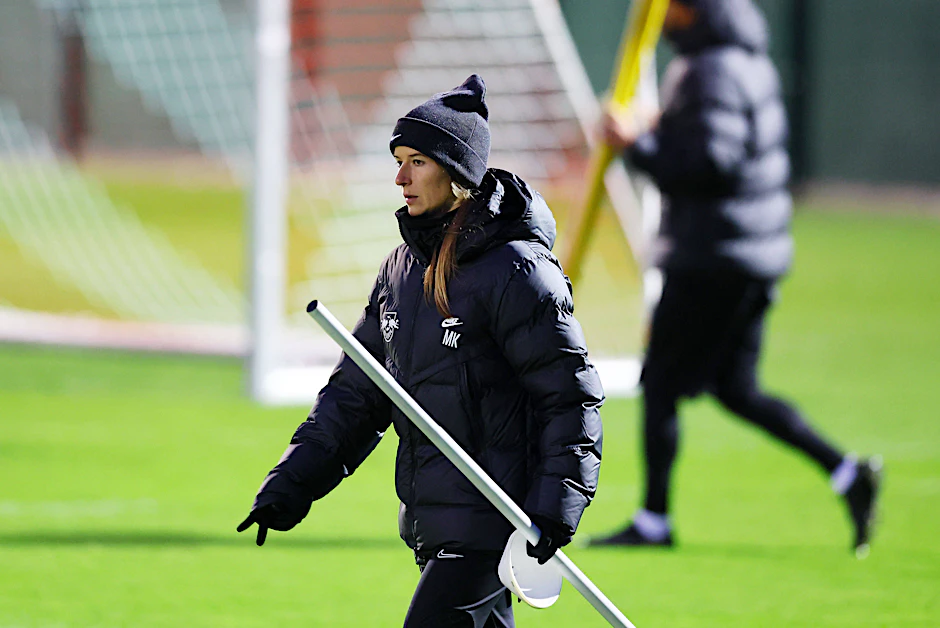 Unions Co-Trainerin Marie Louise Eta hospitierte vor 15 Monaten noch bei RB Leipzig.